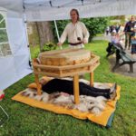 Gerhard bei einer Heiltrommelbehandlung mit einer darunterliegenden Person.
