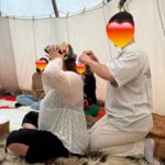 schamanisches Mother Blessing mit Ehemann und Freundinnen